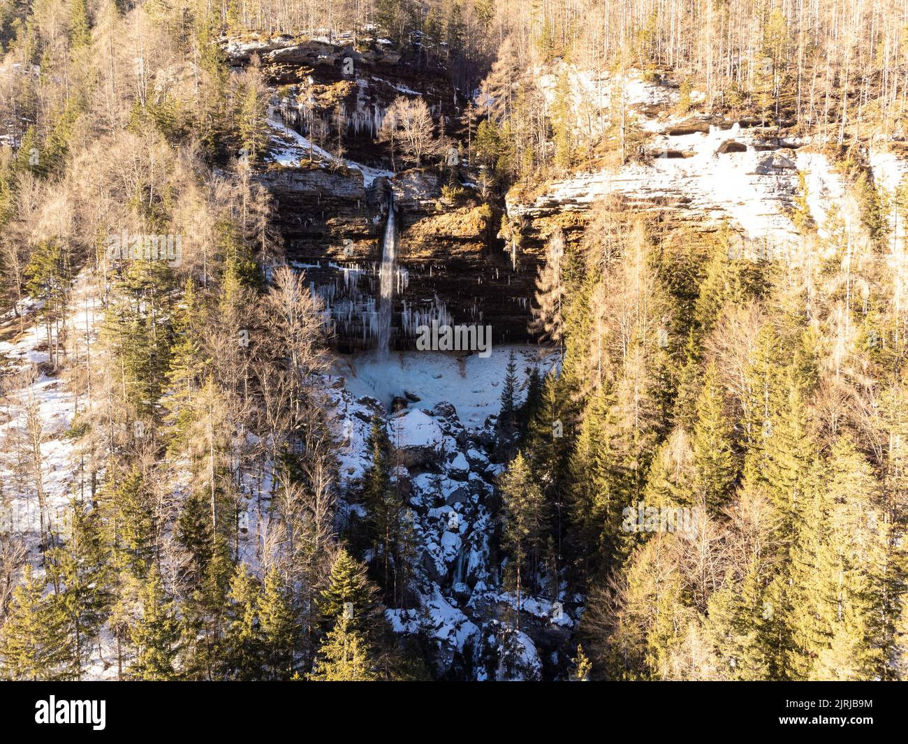 Vue aérienne de la chute d'eau de Pericnik ou de Pericnik en hiver, parc national de Triglav, Slovénie. Cascades supérieure et inférieure en cascade sur un rocailleux Banque D'Images