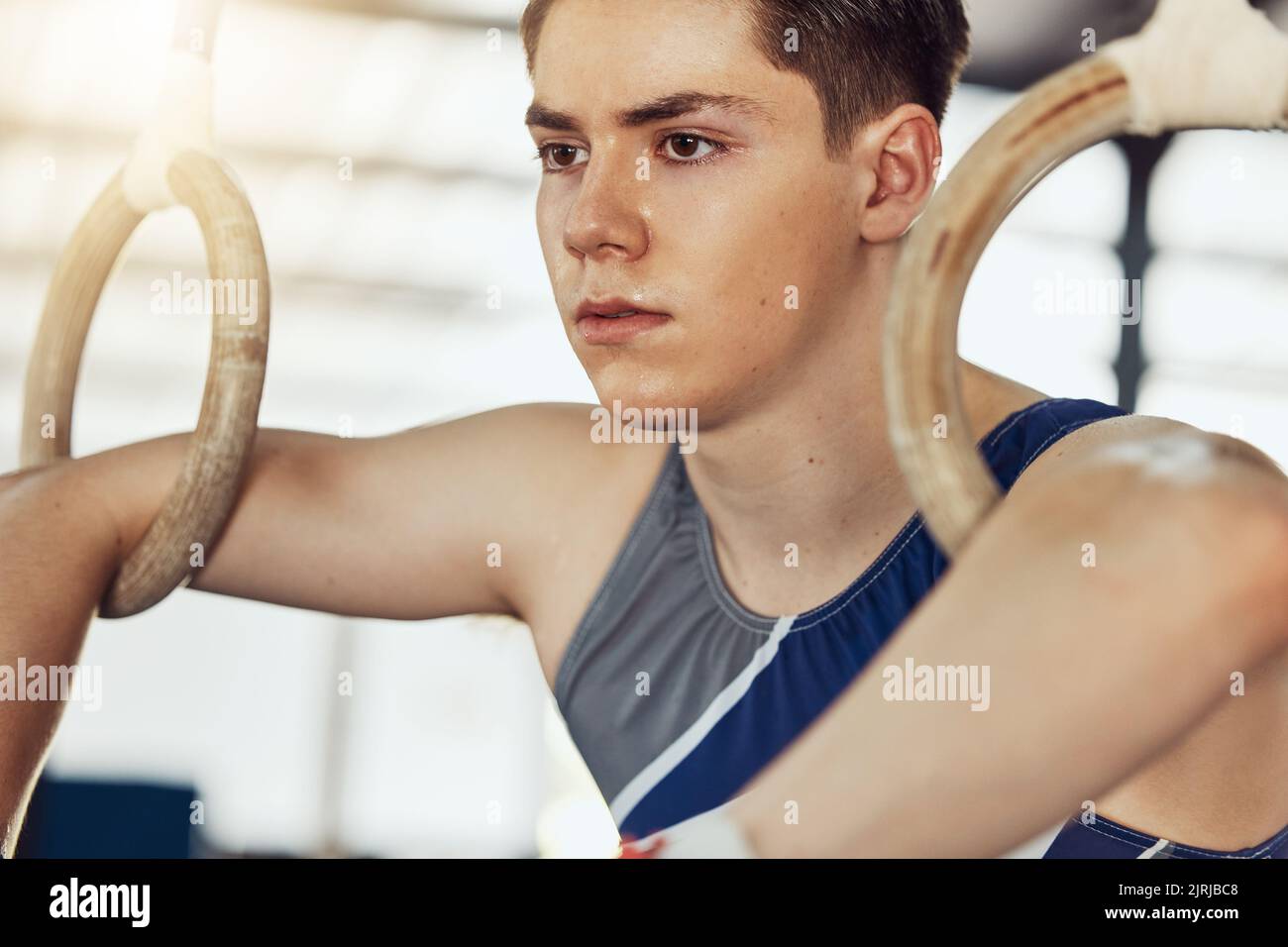 Entraînement Des Mains Et Des Anneaux De Gymnastique Par L'homme Pour