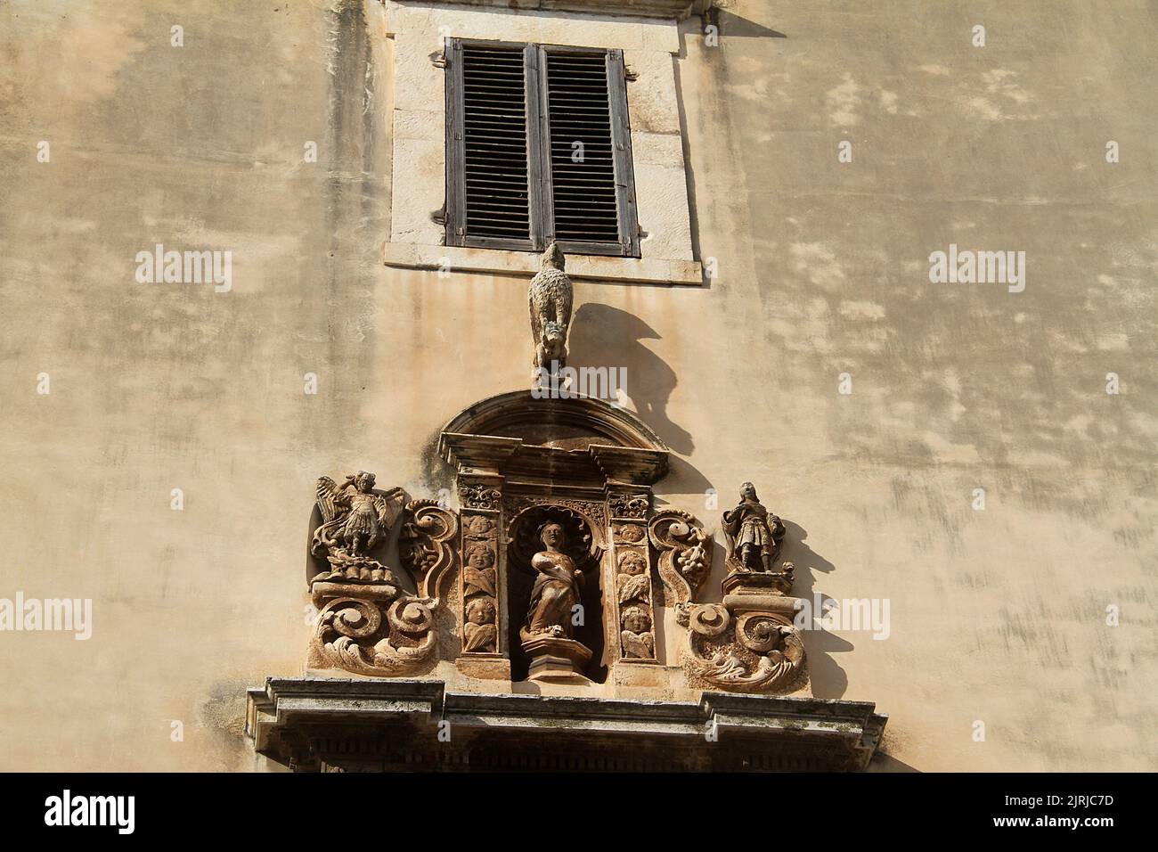 Façade avec de beaux éléments artistiques à Castellana Grotte, Italie Banque D'Images