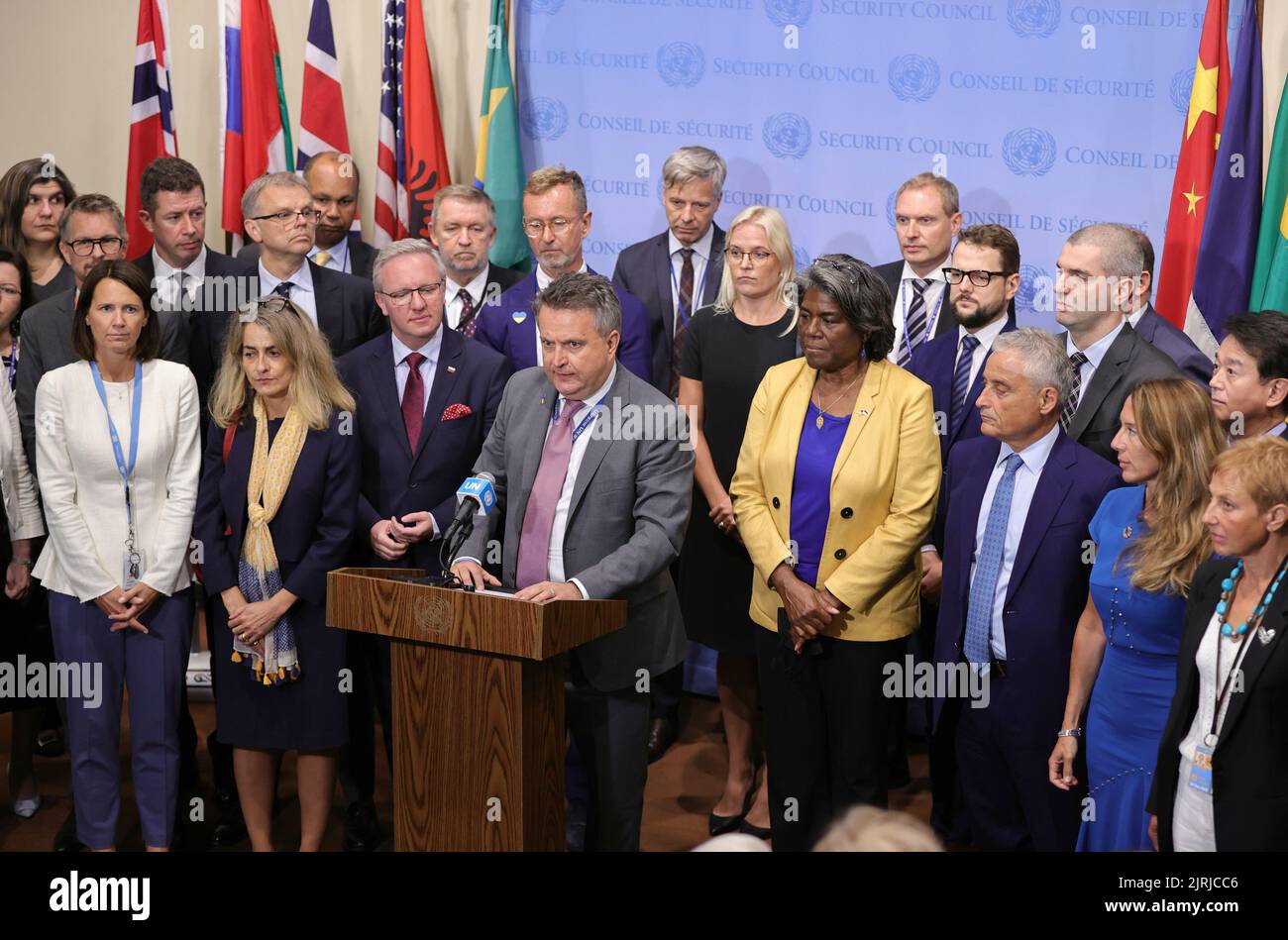 Nations Unies, New York, Etats-Unis, 24 août 2022 - Sergiy Kyslytsya, Représentant permanent de l'Ukraine auprès de l'ONU (sur le podium), Informe les reporters des médias qui ont suivi la réunion du Conseil de sécurité sur l'Ukraine et le 6 mois anniversaire de l'invention de son pays par les forces russes aujourd'hui au siège de l'ONU à New York. Photo: Crédit PHOTO Luiz Rampelotto/EuropaNewswire OBLIGATOIRE. Banque D'Images
