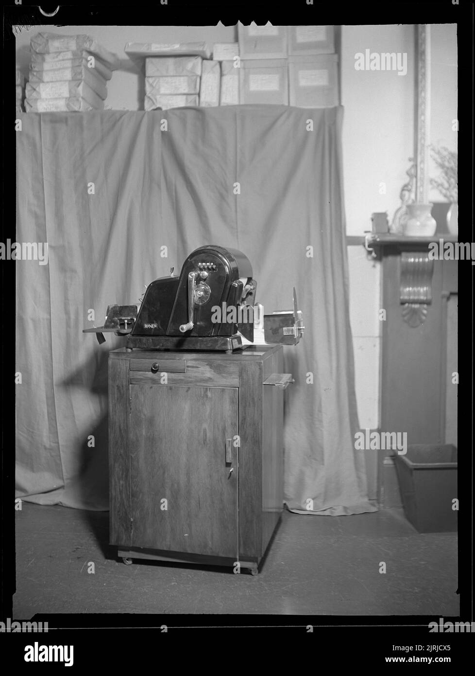 Roneo Office Blades, novembre 1947, Wellington, par J.W. Chapman-Taylor. Banque D'Images