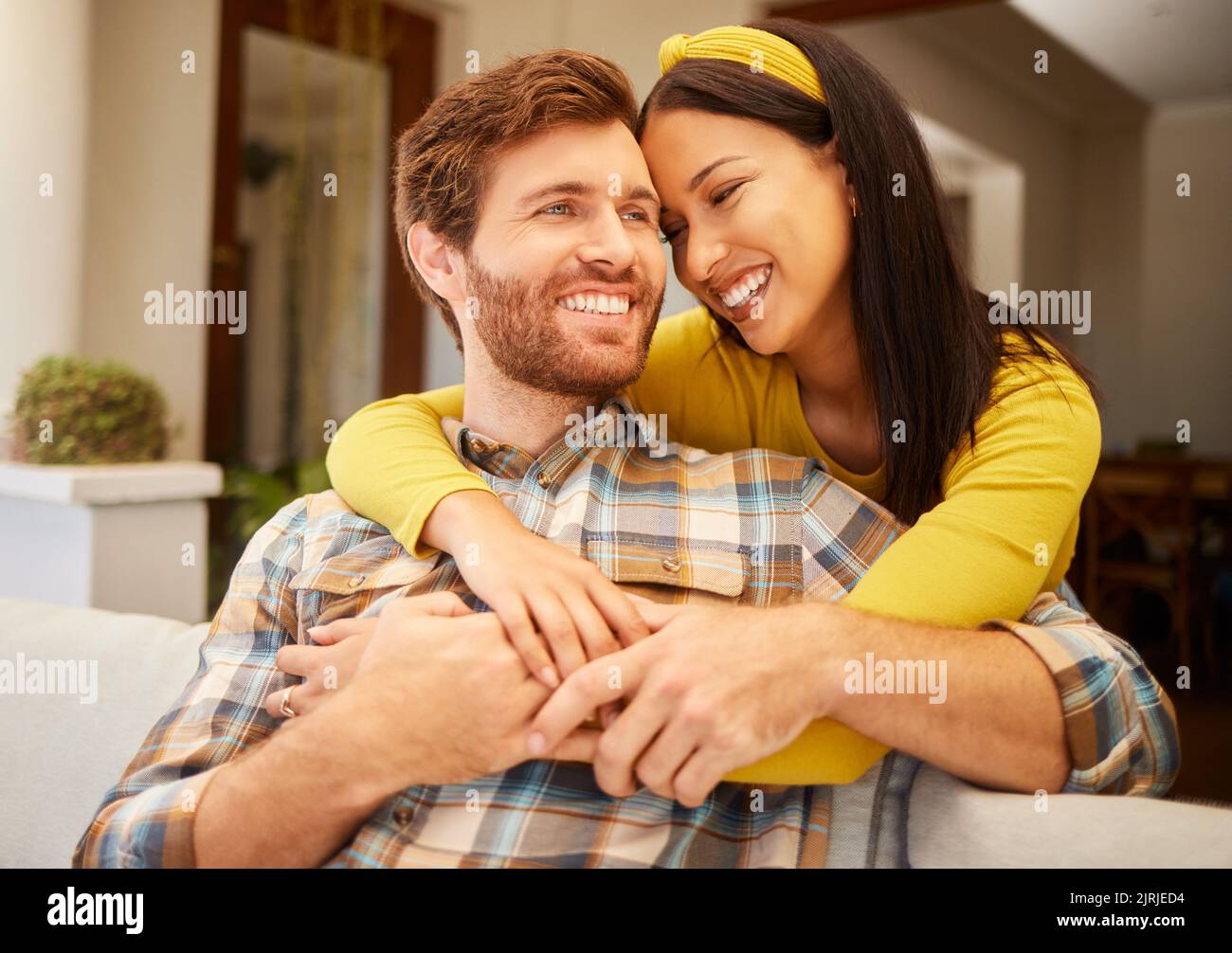 Diversité, amour et couple heureux dans le salon canapé ensemble, partageant un moment intime à la maison. Liberté, sourire et se détendre jeune homme marié embrassant Banque D'Images Diversité, amour et couple heureux dans le salon canapé ensemble, partageant un moment intime à la maison. Liberté, sourire et se détendre jeune homme marié embrassant Banque D'Images