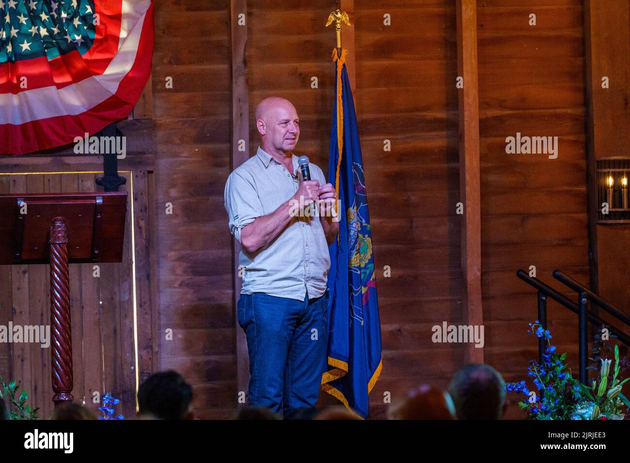 Elizabethtown, PA, Etats-Unis - 24 août 2022 : le sénateur d'État Doug Matriano, le candidat républicain au poste de gouverneur, fait campagne lors d'un rassemblement politique dans le comté de Lancaster. Banque D'Images