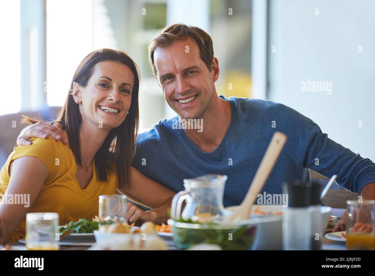 Tout est meilleur lorsqu'il est partagé ensemble. Portrait d'un couple mature qui apprécie un repas à la maison. Banque D'Images