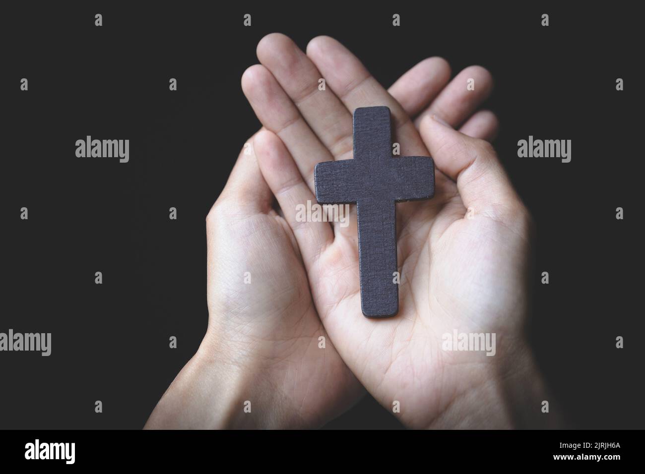 La main humaine tient la croix, le culte, les péchés et la prière, le concept religieux.Eucharistie la thérapie bénir Dieu aidant à se repentir Catholique Pâques Carême prier. Banque D'Images