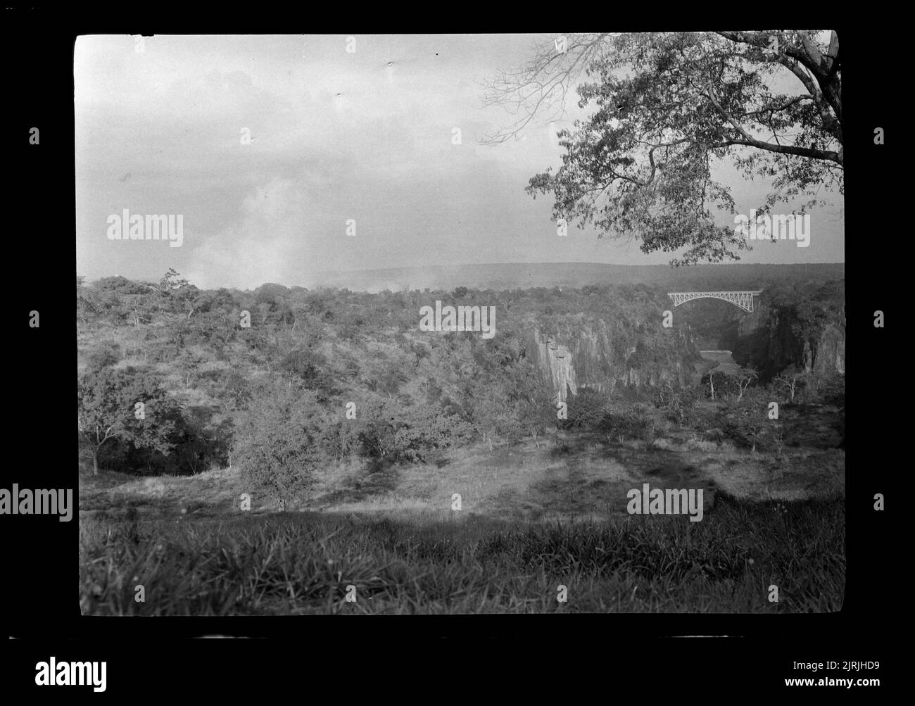 Pont et jet de chutes vus de l'hôtel stoep (verandah), 1924, Zimbabwe, fabricant inconnu. Banque D'Images