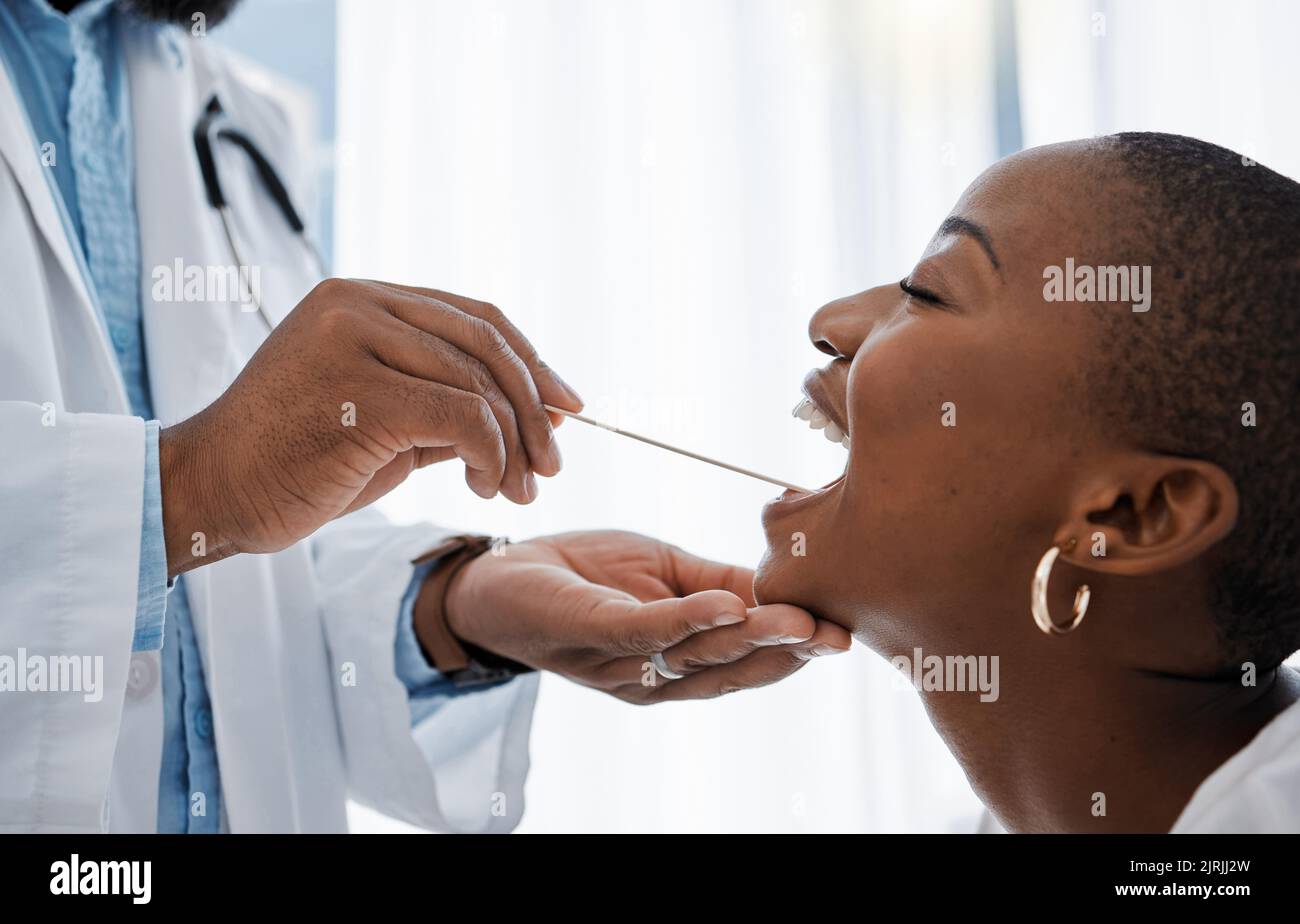 Médecin, otolaryngologiste ou dentiste avec un instrument médical qui vérifie la présence de amygdales ou de cancer buccal dans la gorge. Santé, travailleur de la santé et bien-être Banque D'Images