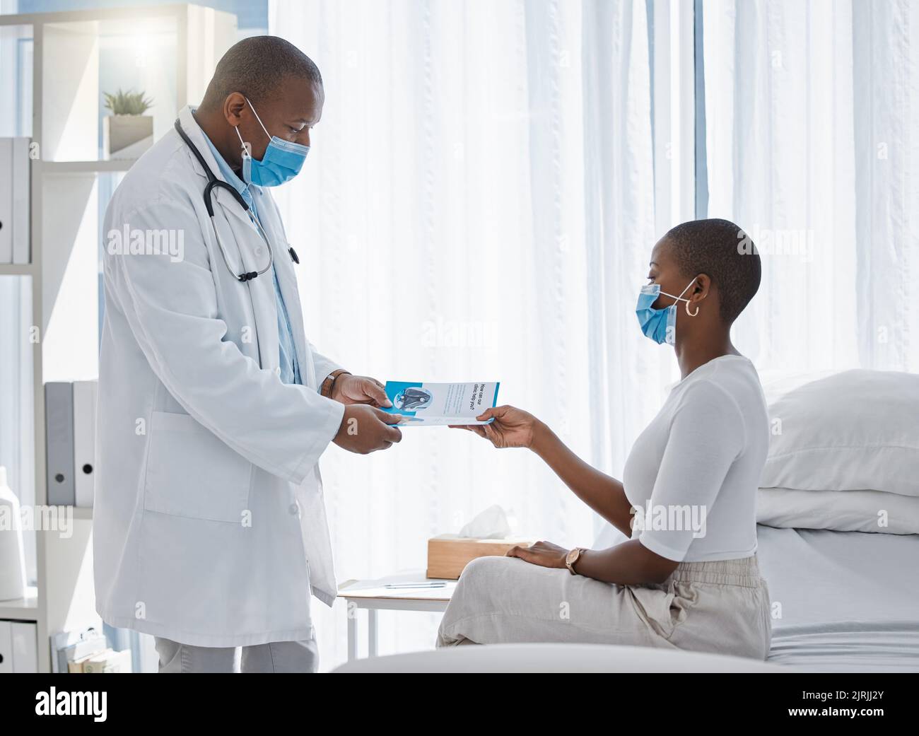 Covid médecin fournissant l'infographie ou la brochure à propos de nous page au patient dans une clinique de santé pour plus d'aide, de confiance ou d'informations d'assurance. Médical Banque D'Images