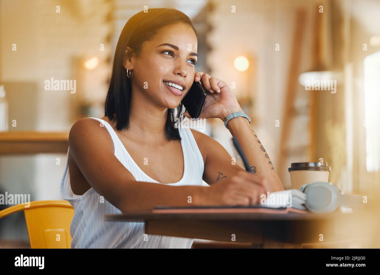 Rédaction, réseau téléphonique ou femme de café discutant avec le client pour un café ou une affaire de restaurant. Un travailleur de petite entreprise heureux avec le sourire, une idée de vision Banque D'Images