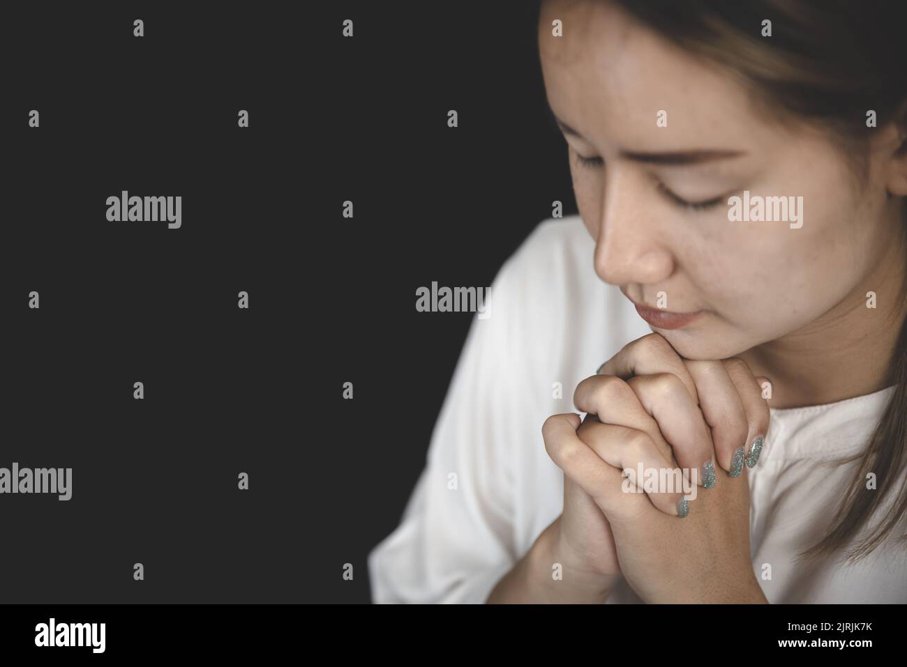 Des mains emboîtées priant pour les bénédictions de Dieu. L'idée de prier le Seigneur avec patience et fermeté. Banque D'Images