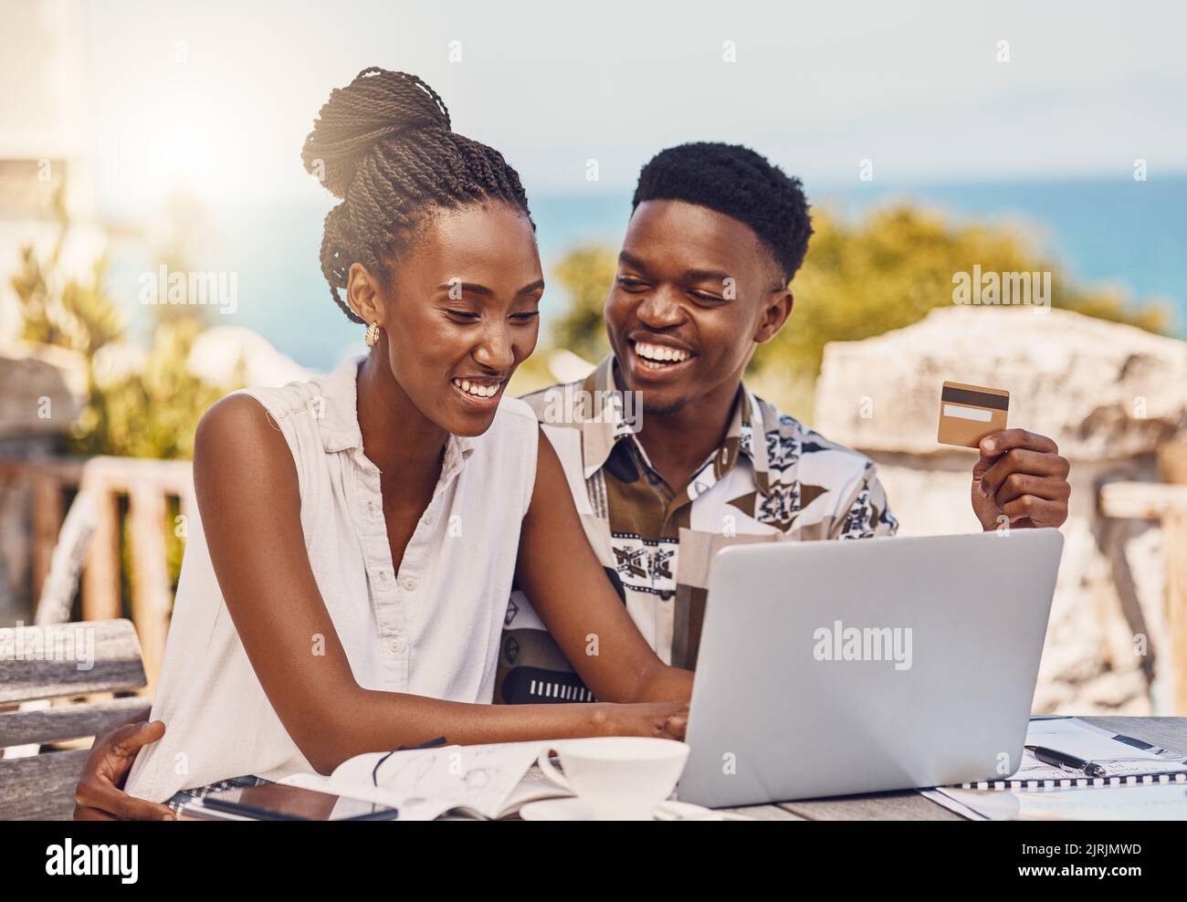 Happy couple shopping en ligne avec ordinateur portable et paiement par carte de credit sur le site web d ecommerce avec un sourire pendant les vacances. Homme et femme achetent sur Internet Photo