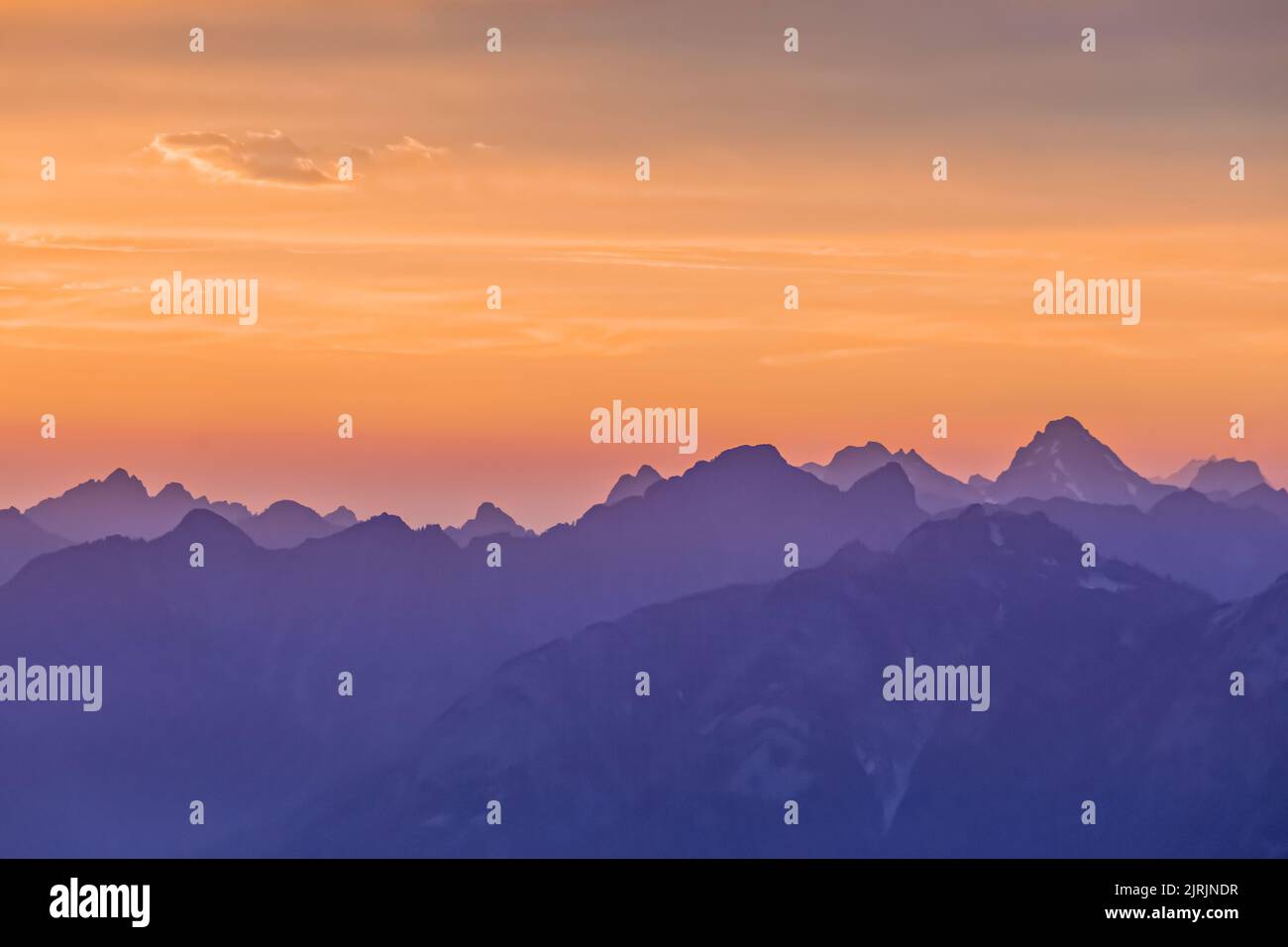 Coucher de soleil fumé au-dessus des montagnes (le plus haut est Del Campo Peak), vue depuis Evergreen Mountain Lookout, Cascade Range, Mt. Les Fores nationales Baker-Snoqualmie Banque D'Images