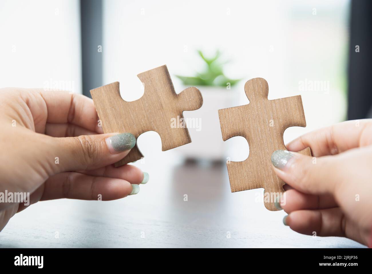Pièces de puzzle dans les mains de l'homme, les solutions d'affaires, le  succès et le concept de stratégie Photo Stock - Alamy