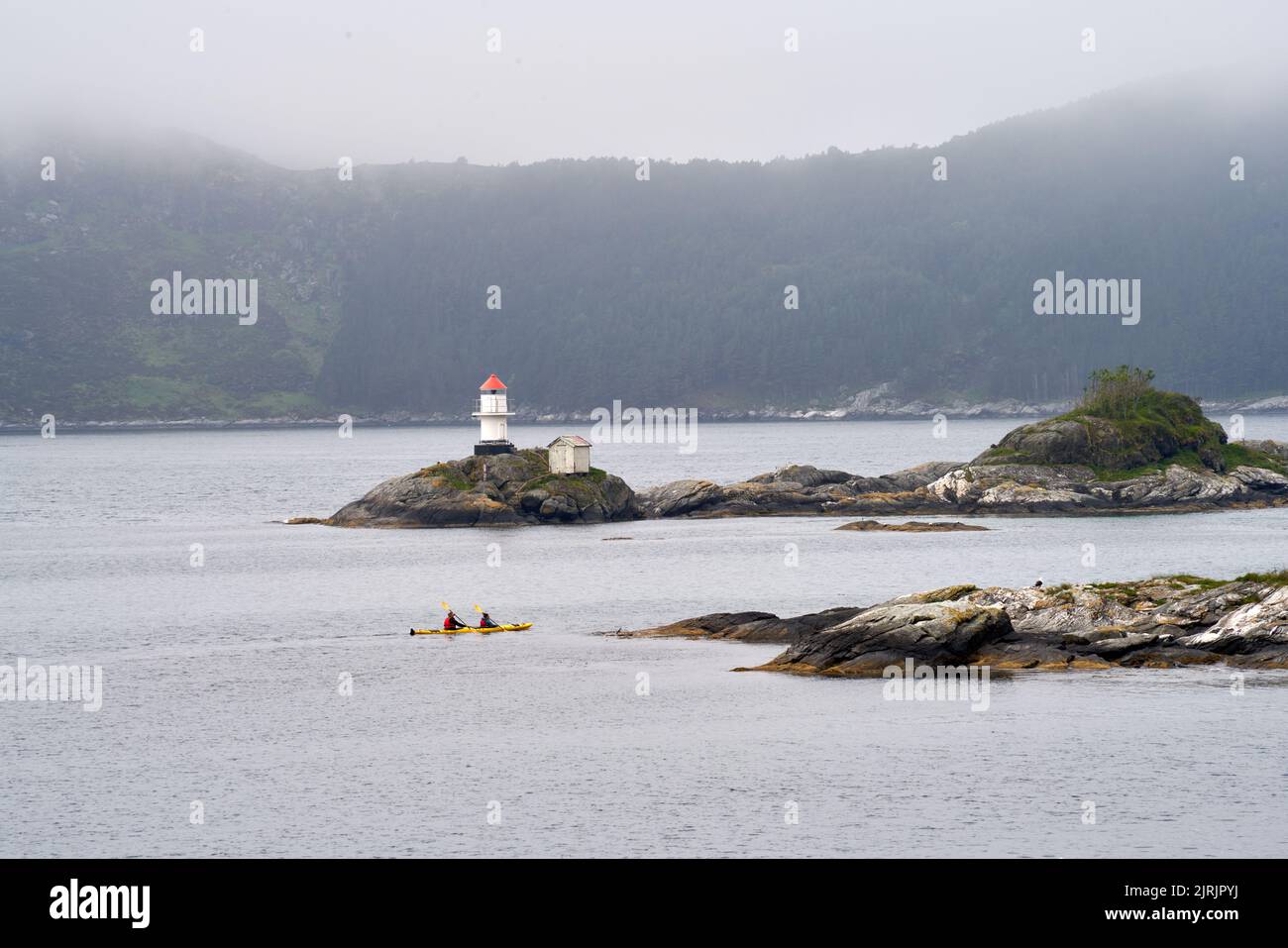 Un phare dans l'ouest de la Norvège sur la côte atlantique près de l'île de Vagsoy Banque D'Images