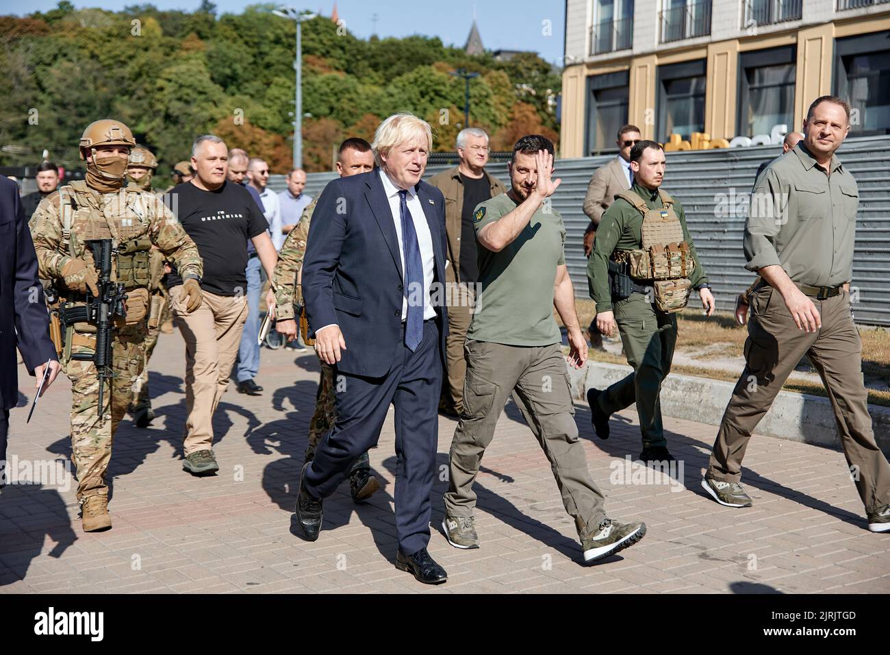 Le président ukrainien, Volodymyr Zelensky, a décerné l’ordre de la liberté au Premier ministre britannique Boris Johnson, qui est en visite en Ukraine. «Aujourd'hui, le jour de notre indépendance, que nous célébrons malgré tout, j'ai l'honneur de présenter au nom de tous les Ukrainiens l'ordre de la liberté à Boris. Ce prix reflète pleinement ce que Boris a fait et fait pour notre pays et l'ensemble de l'Europe », a déclaré le chef de l'État. Volodymyr Zelensky a souligné que cette récompense est une manifestation de respect pour la Grande-Bretagne et de gratitude envers tout le peuple britannique. Banque D'Images
