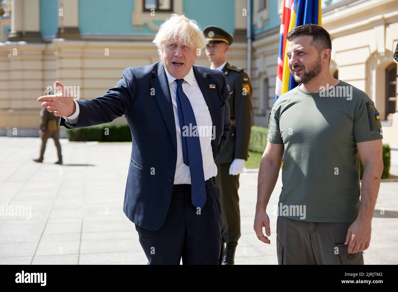 Le président ukrainien, Volodymyr Zelensky, a décerné l’ordre de la liberté au Premier ministre britannique Boris Johnson, qui est en visite en Ukraine. «Aujourd'hui, le jour de notre indépendance, que nous célébrons malgré tout, j'ai l'honneur de présenter au nom de tous les Ukrainiens l'ordre de la liberté à Boris. Ce prix reflète pleinement ce que Boris a fait et fait pour notre pays et l'ensemble de l'Europe », a déclaré le chef de l'État. Volodymyr Zelensky a souligné que cette récompense est une manifestation de respect pour la Grande-Bretagne et de gratitude envers tout le peuple britannique. Banque D'Images