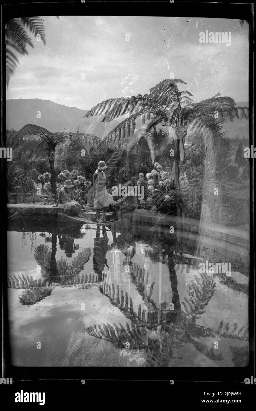 [Femmes au bord de l'étang], 1920s à 1930s, par Roland Searle. Banque D'Images