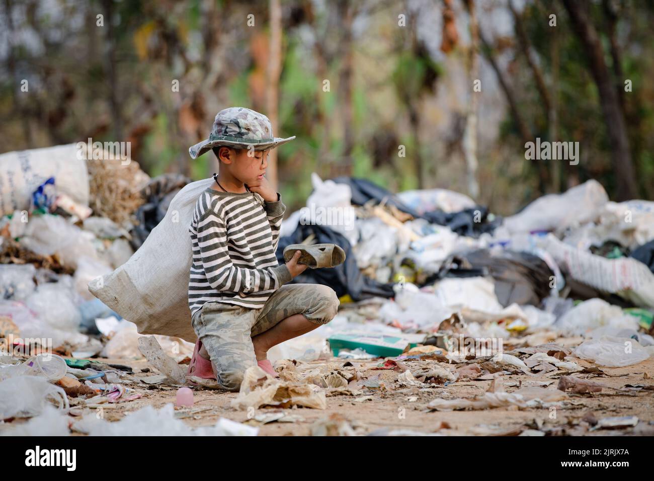 Les enfants pauvres collectent les déchets pour les vendre en raison de la pauvreté, le recyclage Junk, le travail des enfants, le concept de pauvreté, la Journée mondiale de l'environnement, Banque D'Images