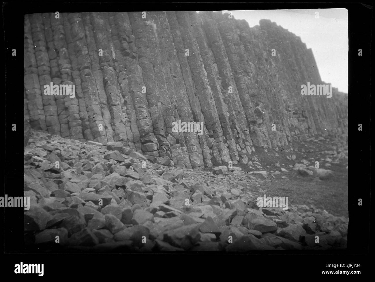 Giant's Causeway, 1898 , Irlande, par William Saunderson Cooper. Don d'Andrew Cooper, 2001. Banque D'Images