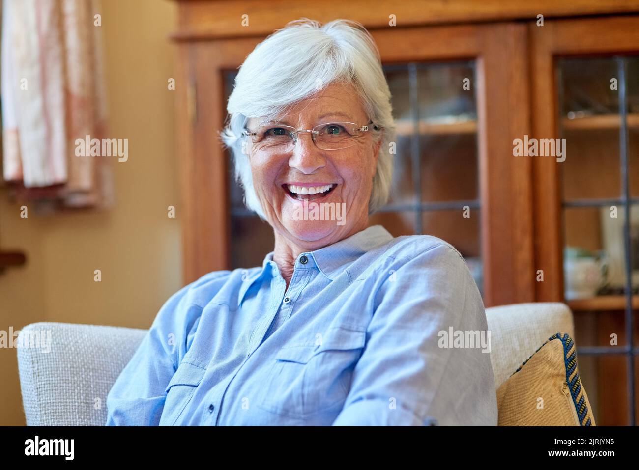 La vieillesse ne me fait pas vraiment me sentir vieux. Portrait d'une femme âgée se détendant à la maison. Banque D'Images