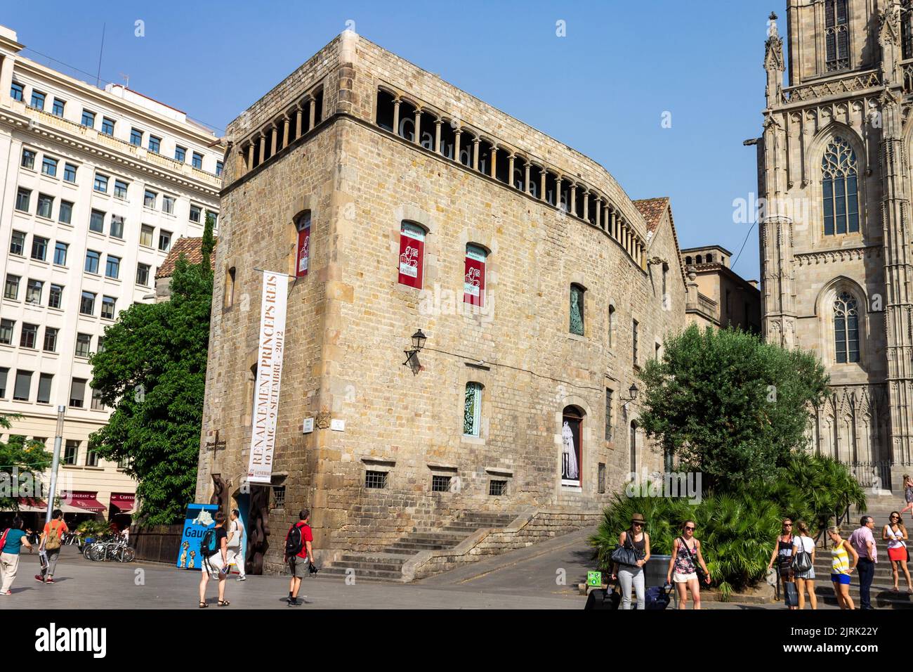 La façade d'un bâtiment historique à Ciutat Vella Barcelone, Espagne Banque D'Images