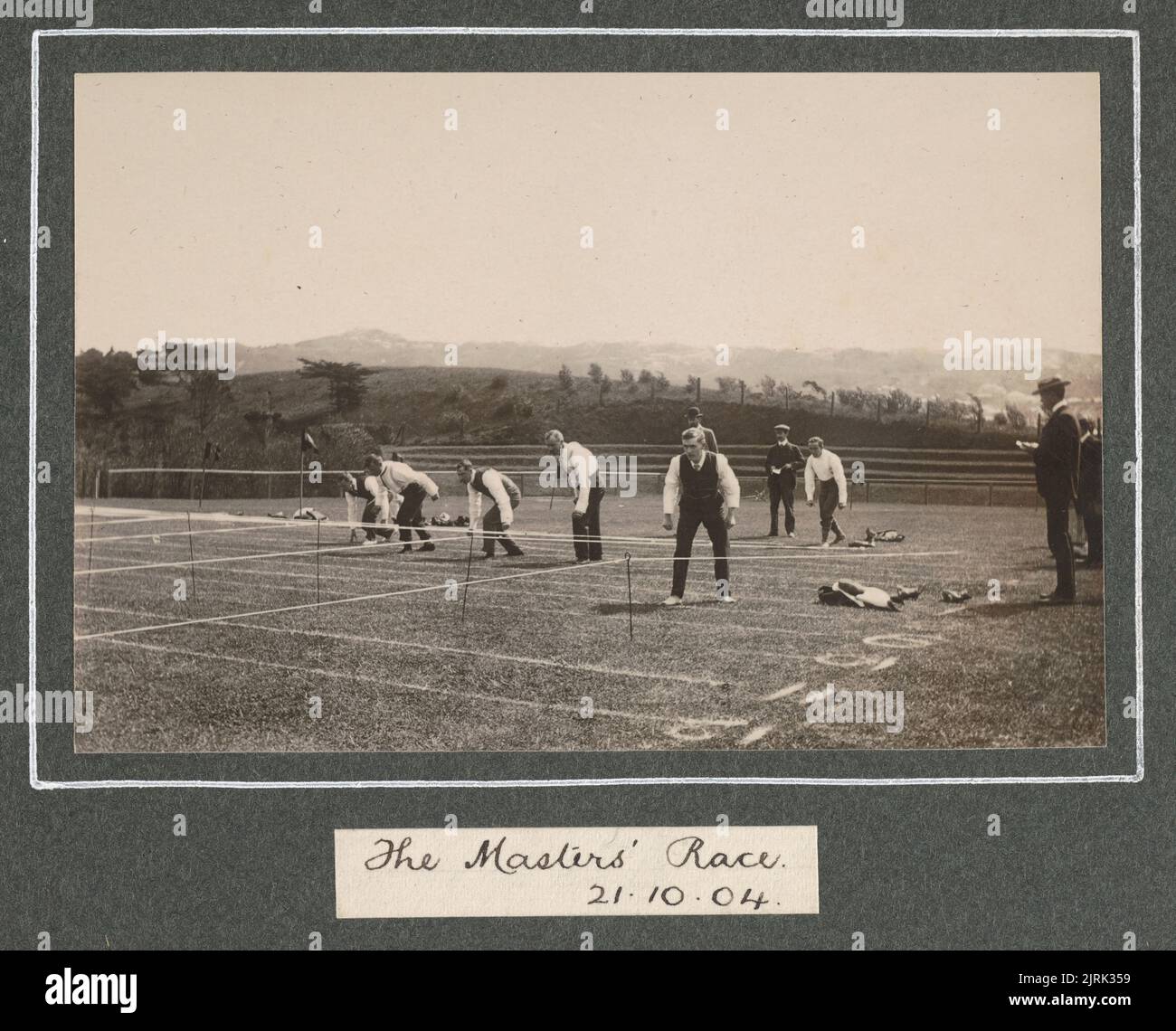À Wellington : la course des maîtres, 21 octobre 1904. Tirée de l'album: Family Photographs [1904-1907], 1904, Levin, par Leslie Adkin. Banque D'Images