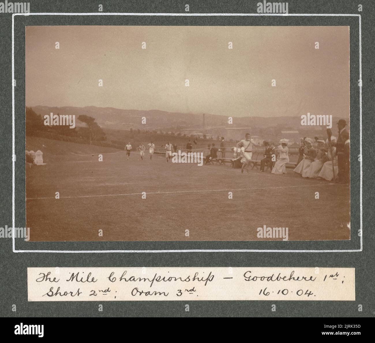 À Wellington : le championnat Mile - Goodbehere 1st; Short 2nd; Oram 3rd, 16 octobre 1904. Tirée de l'album: Family Photographs [1904-1907], 1904, Levin, par Leslie Adkin. Banque D'Images