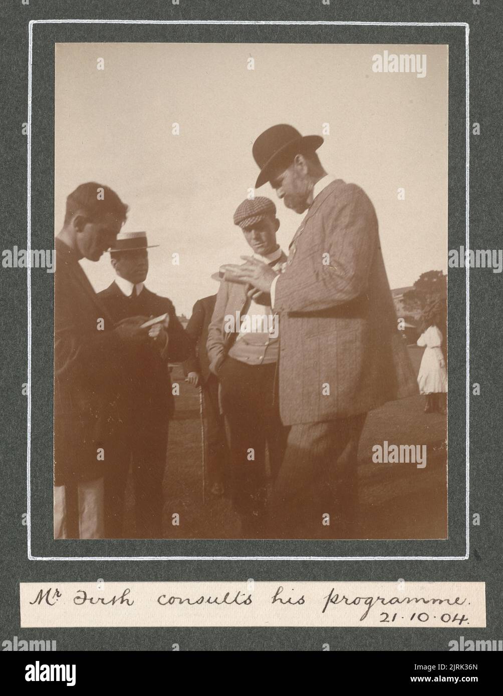À Wellington: M. Firth consulte son programme, 21 octobre 1904. Tirée de l'album: Family Photographs [1904-1907], 1904, Levin, par Leslie Adkin. Banque D'Images