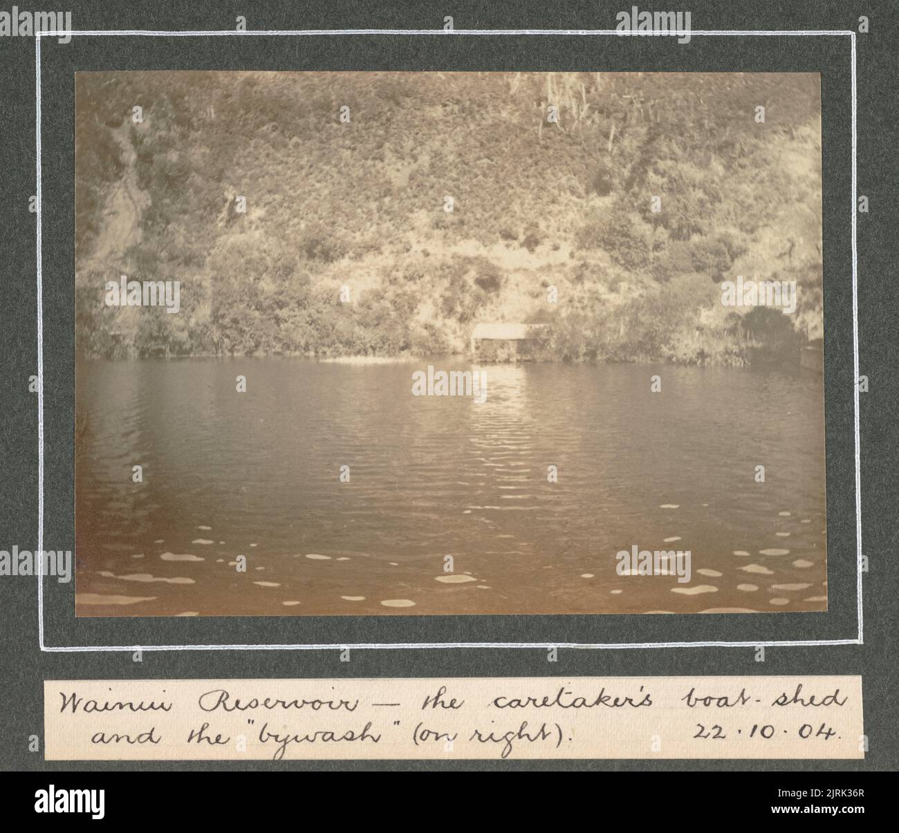 À Wellington: Réservoir Wainui - le hangar à bateaux du gardien et le 'bywash' (à droite), 22 octobre 1904. Tirée de l'album: Family Photographs [1904-1907], 1904, Levin, par Leslie Adkin. Banque D'Images