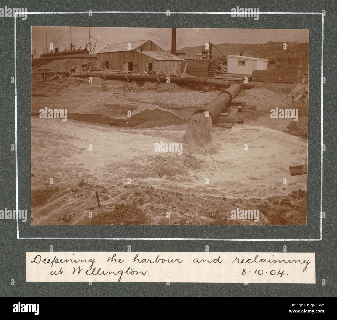 À Wellington : approfondissement du port et reprise à Wellington, le 8 octobre 1904. Tirée de l'album: Family Photographs [1904-1907], 1904, Levin, par Leslie Adkin. Banque D'Images