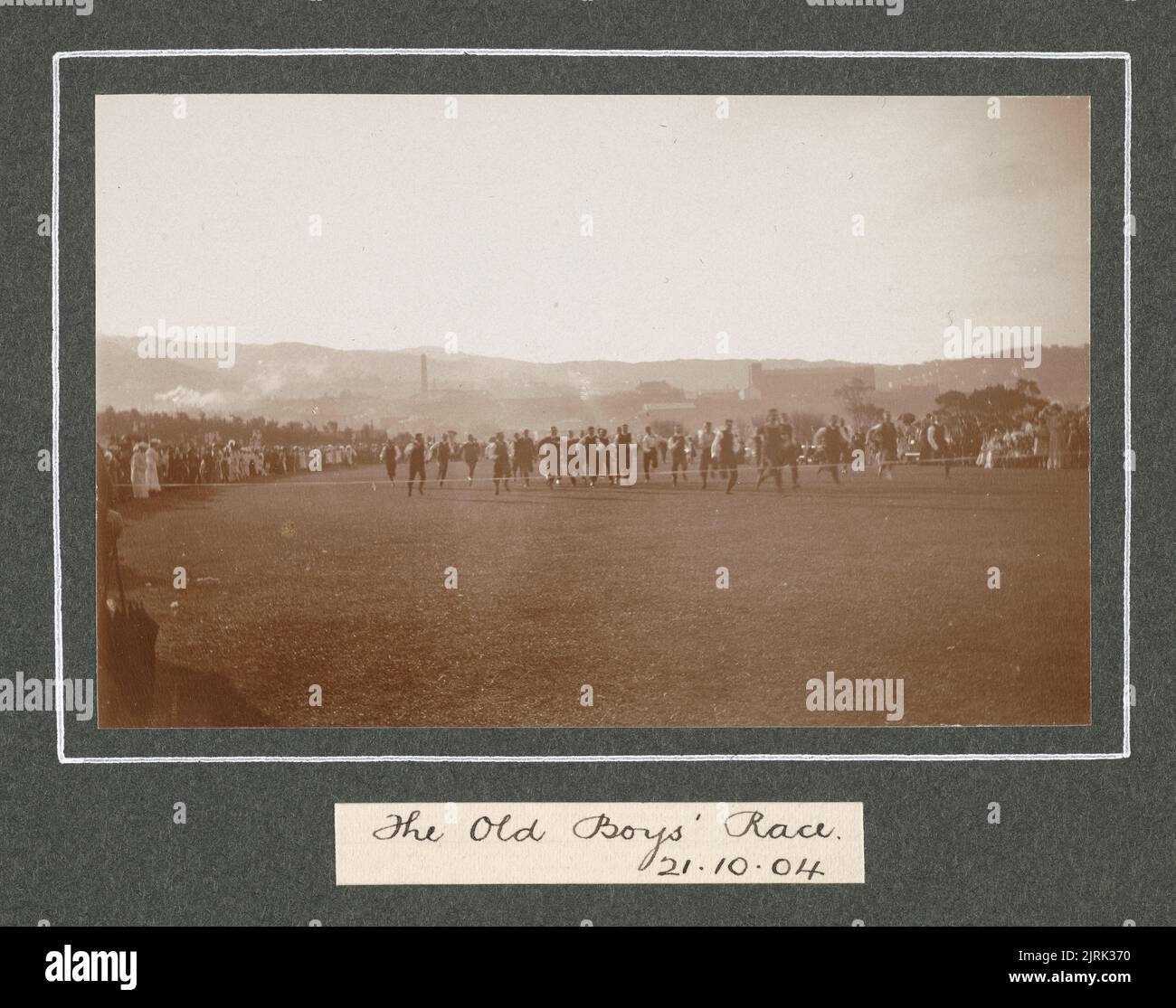 À Wellington : la course des vieux garçons, 21 octobre 1904. Tirée de l'album: Family Photographs [1904-1907], 1904, Levin, par Leslie Adkin. Banque D'Images
