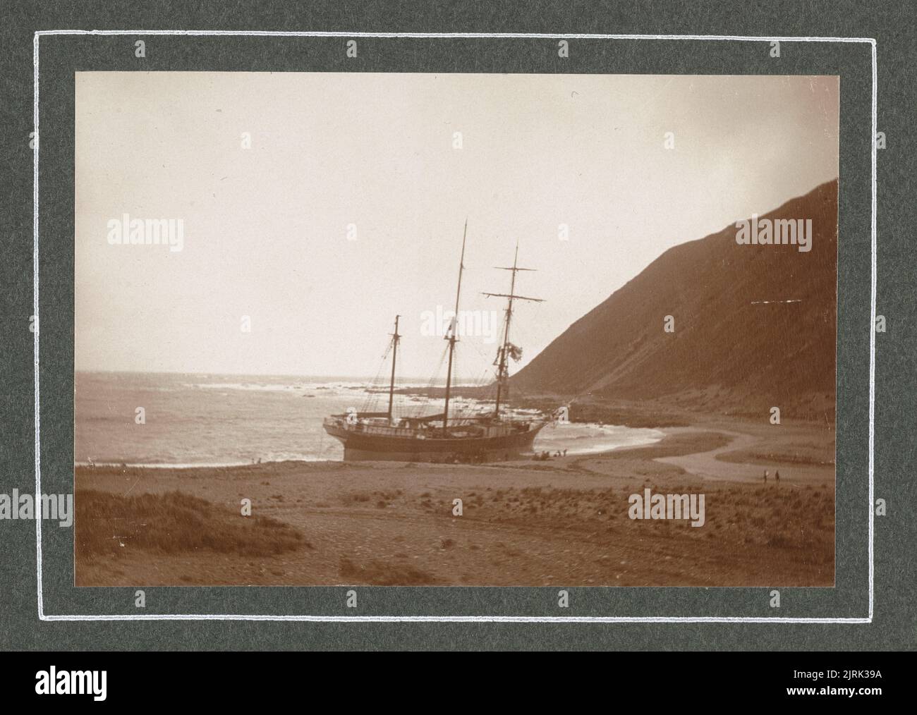 À Wellington : la Bella de Lyttelton, soufflée à terre à la baie d'Ohiro [sic], 15 octobre 1904. Tirée de l'album: Family Photographs [1904-1907], 1904, Levin, par Leslie Adkin. Banque D'Images