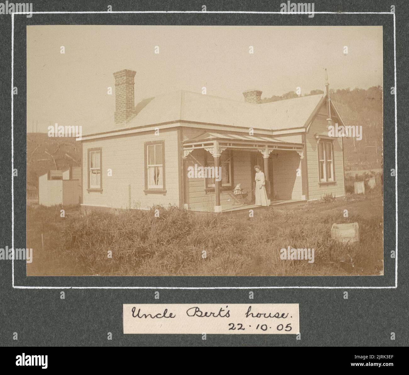À Levin : maison de l'oncle Bert, 22 octobre 1905. Tirée de l'album: Family Photographs [1904-1907], 1905, Levin, par Leslie Adkin. Banque D'Images
