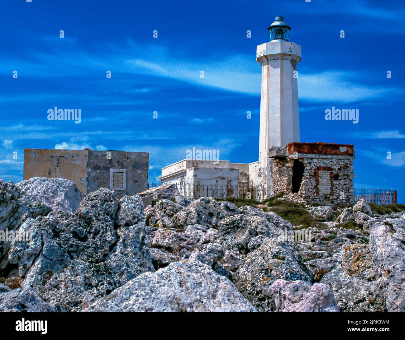 Le phare de Capo Murro di Porco est un phare actif qui a été construit en 1859 à la pointe sud-est de la Sicile près de la ville de Syracuse, Banque D'Images