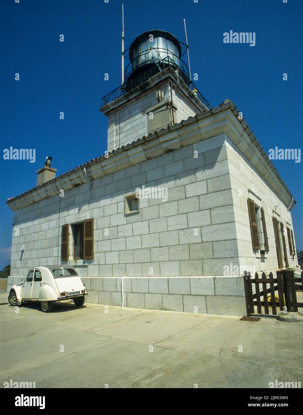 Un court trajet en ferry depuis la ville de Giens vous amène à l'île de Porquerolle, qui abrite le phare du Cap d'Arme construit en 1837. Banque D'Images