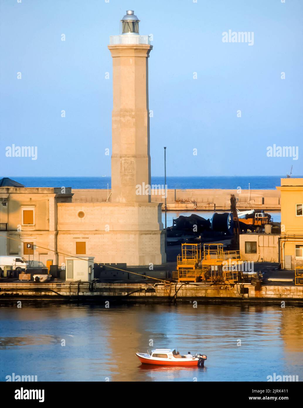 Le phare de Palerme est situé à l'extrême nord-ouest de l'île de Sicile, en Italie. Banque D'Images