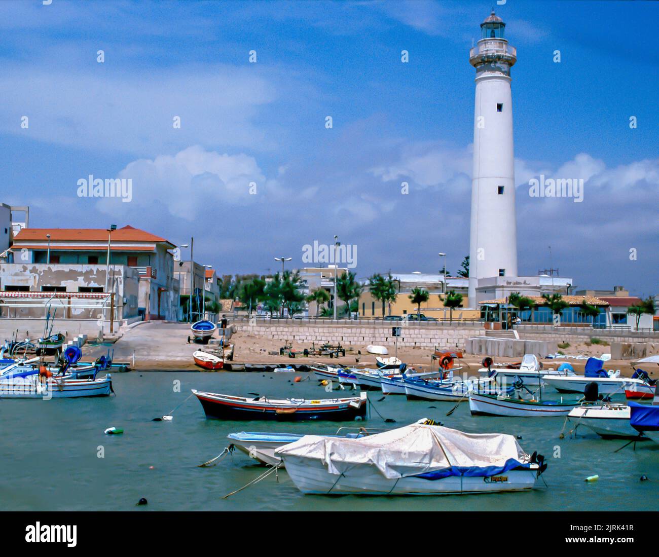 Le phare de Punta Secca est situé sur la côte sud de l'île de Sicile. Banque D'Images