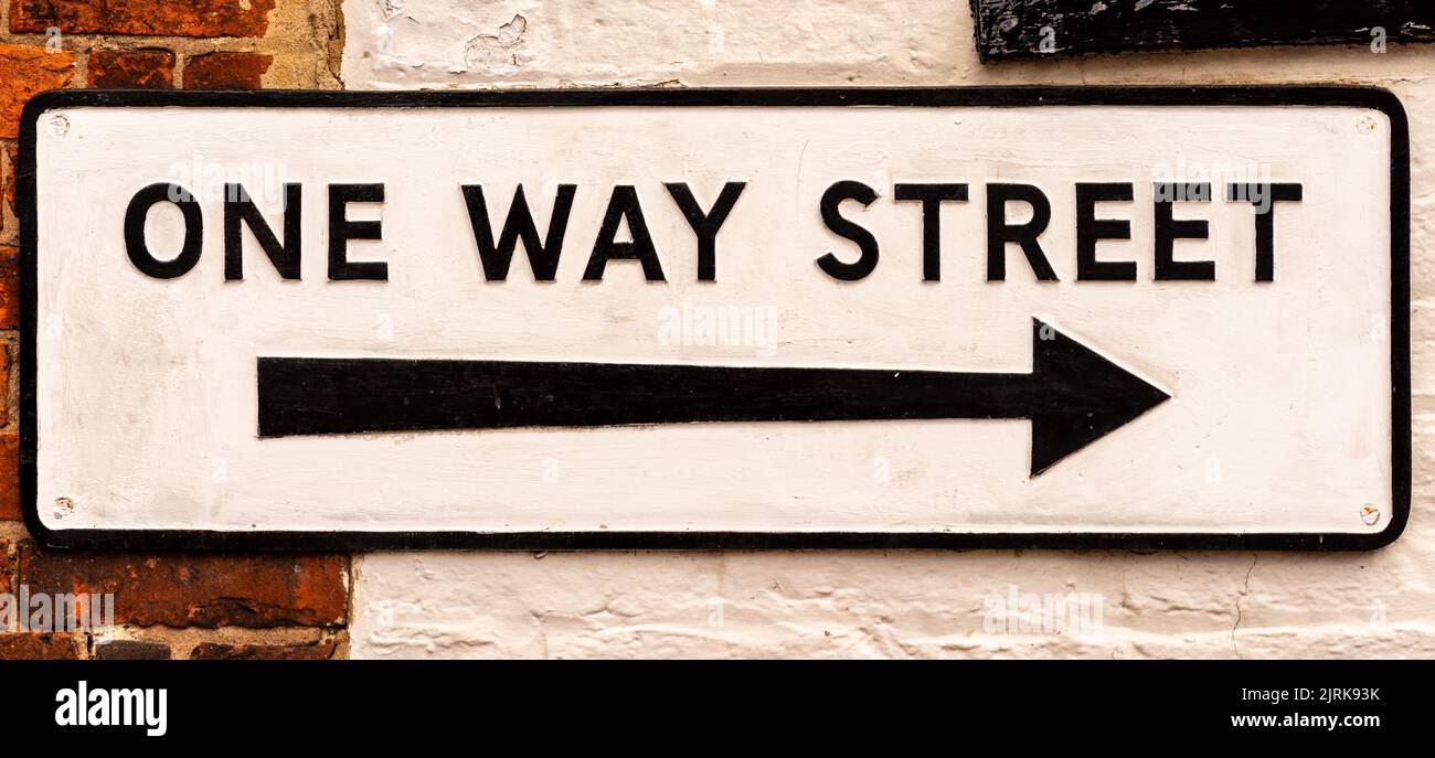 Un panneau de rue moderne à sens unique sur un mur montrant la direction de gauche à droite Banque D'Images