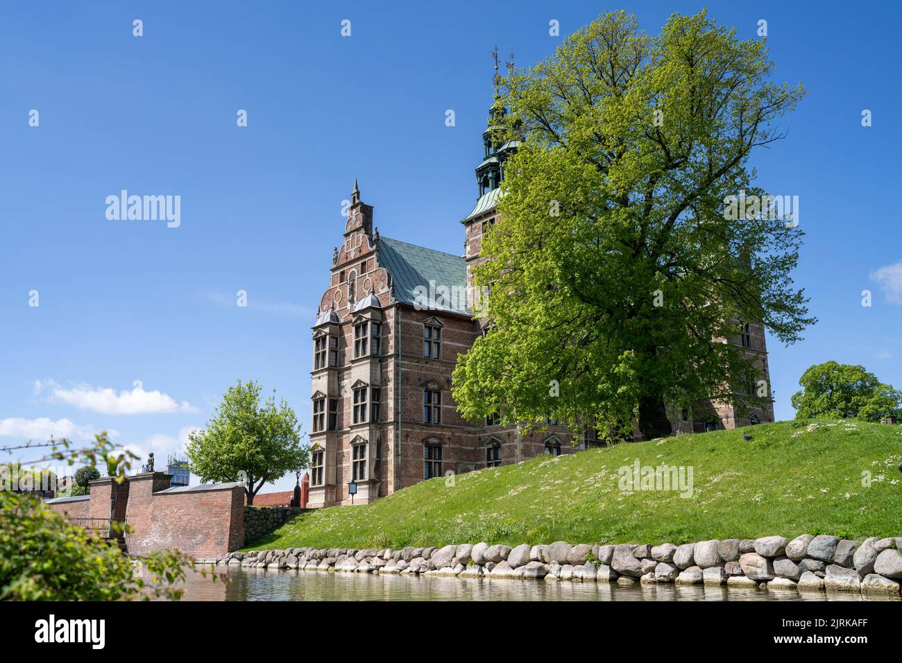 Château royal de Rosenborg dans le jardin des Rois florissant pendant l'été Banque D'Images