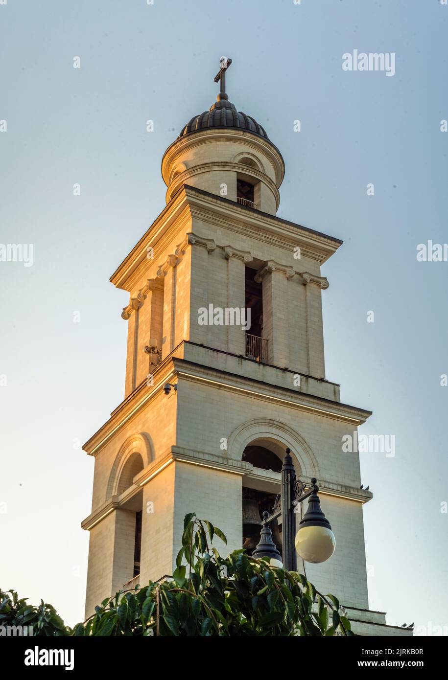 CHISINAU, MOLDOVA - 20 août 2022 : clocher près de la cathédrale métropolitaine Nativité Seigneur site architectural historique capitale coucher de soleil Banque D'Images