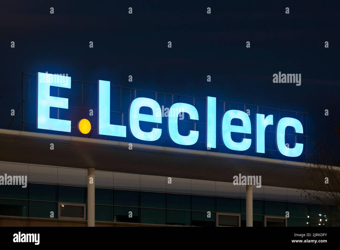 Chambly, France - 11 mars 2020: Panneau illuminé la nuit de E.Leclerc, une coopérative française de commerçants et une chaîne de détail avec une prédominance de foo Banque D'Images