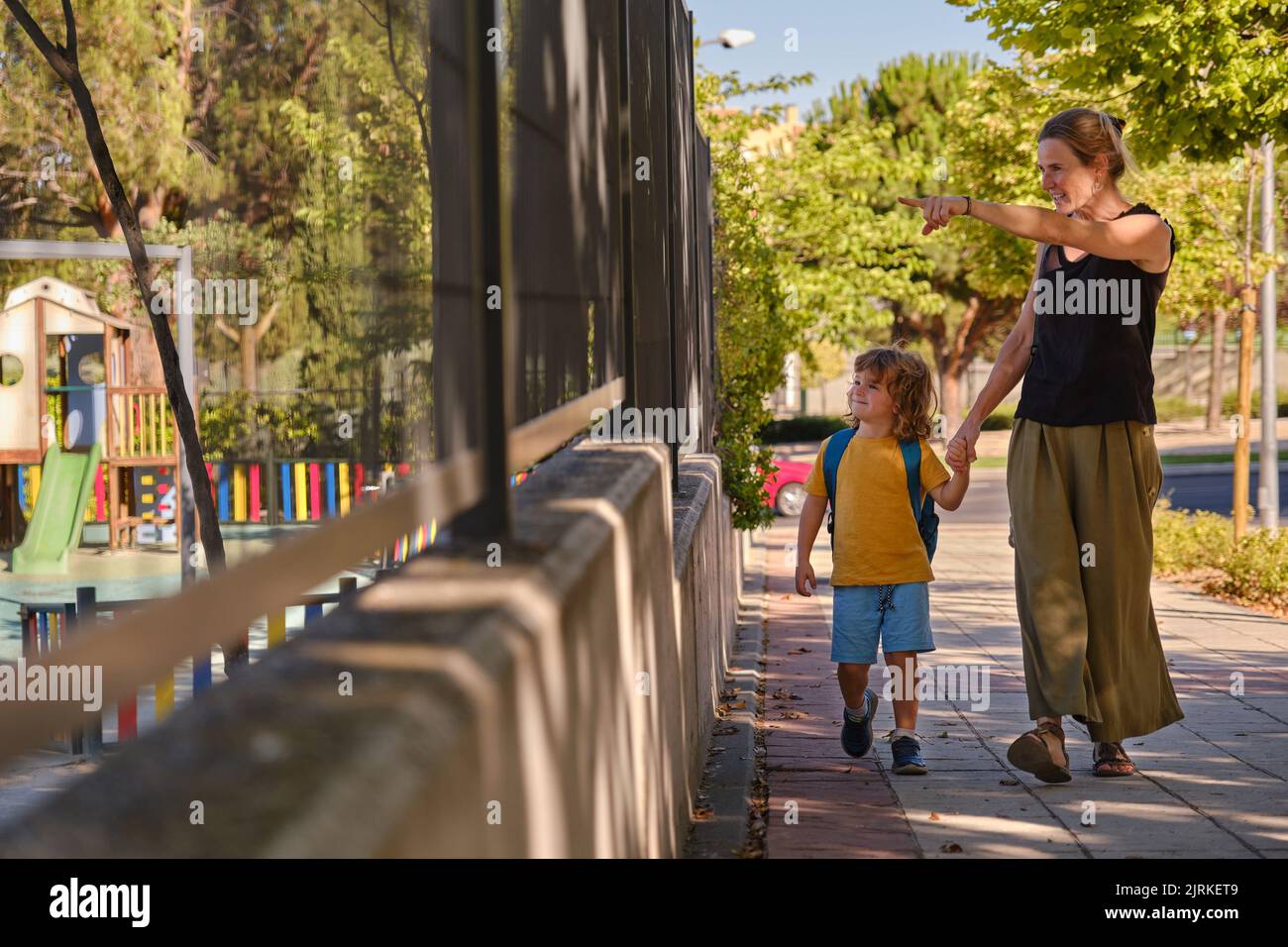 Mère et fils vont heureux à l'école. Retour à l'école Banque D'Images