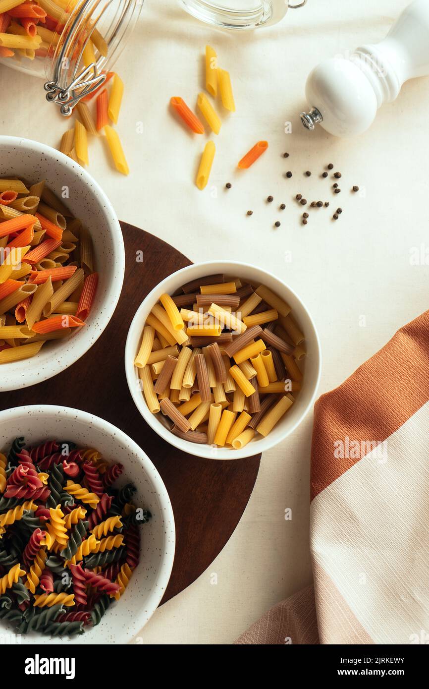 De ci-dessus différents types de pastes dans des bols sur la table avec des épices Banque D'Images