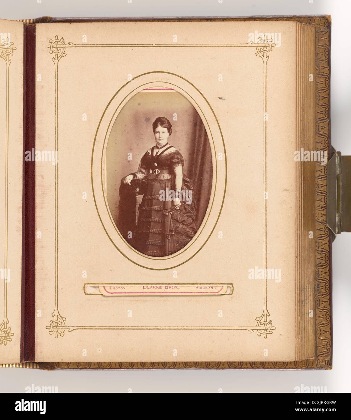 Femme. From the album: Geddes carte-de-visite album, 1873-1886, Auckland, par Clarke Brothers. Banque D'Images