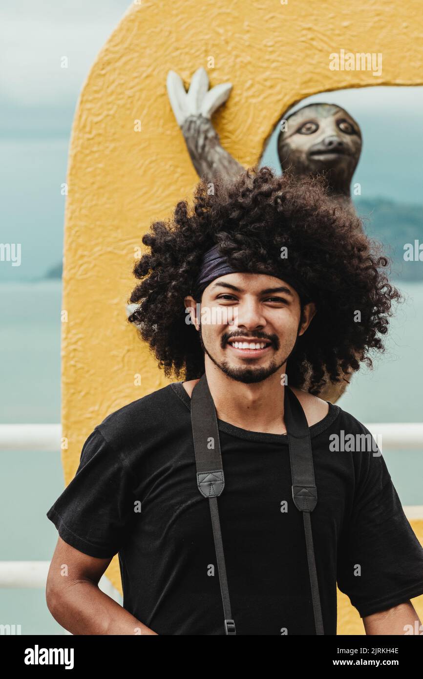 Cheveux afro serre tête homme Banque de photographies et d'images à haute  résolution - Alamy