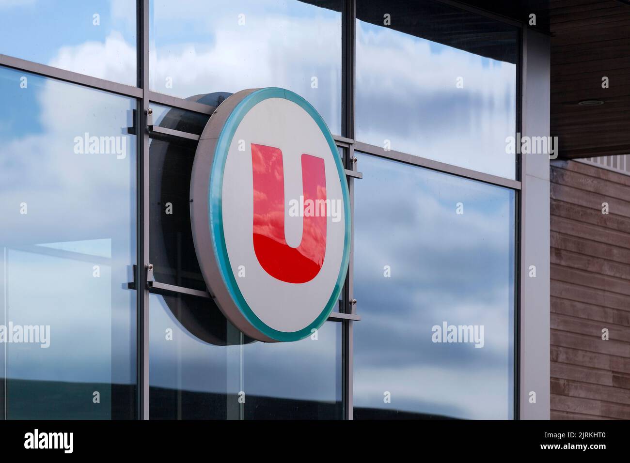 Pleyber-Christ, France - août 24 2022 : signe de Super U, un lieu de vente au détail du système U, une coopérative de détaillants français de masse (le sixième grand Banque D'Images