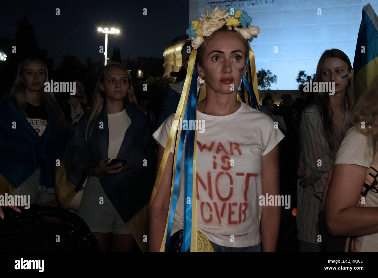 TEL AVIV, ISRAËL - AOÛT 24 : des membres de la communauté juive ukrainienne se réunissent sur la place Habaima pour célébrer le jour de l'indépendance de l'Ukraine et dénoncer l'invasion de l'Ukraine par la Russie il y a six mois sur 24 août 2022 à tel Aviv, Israël. Bien qu'Israël n'ait pas fourni de soutien militaire à l'Ukraine, le gouvernement israélien a irrité la Russie en s'inclinant vers l'Ukraine, particulièrement liée au Premier ministre israélien par intérim Yair Lapid qui a condamné les actions militaires de la Russie en Ukraine. Crédit : Eddie Gerald/Alay Live News Banque D'Images