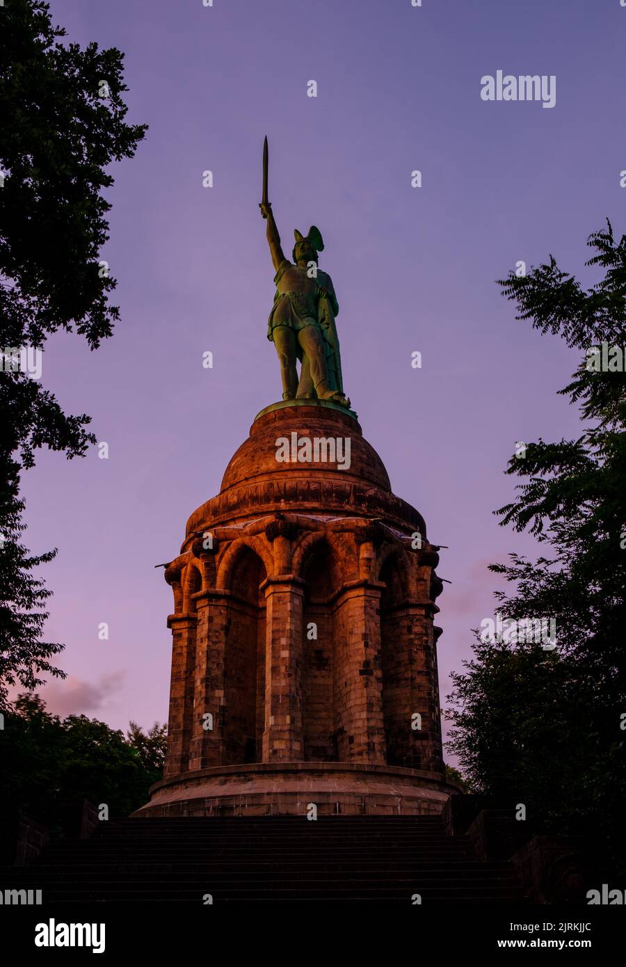 Monument Hermannsdenkmal au coucher du soleil, Detmold, Allemagne , Banque D'Images