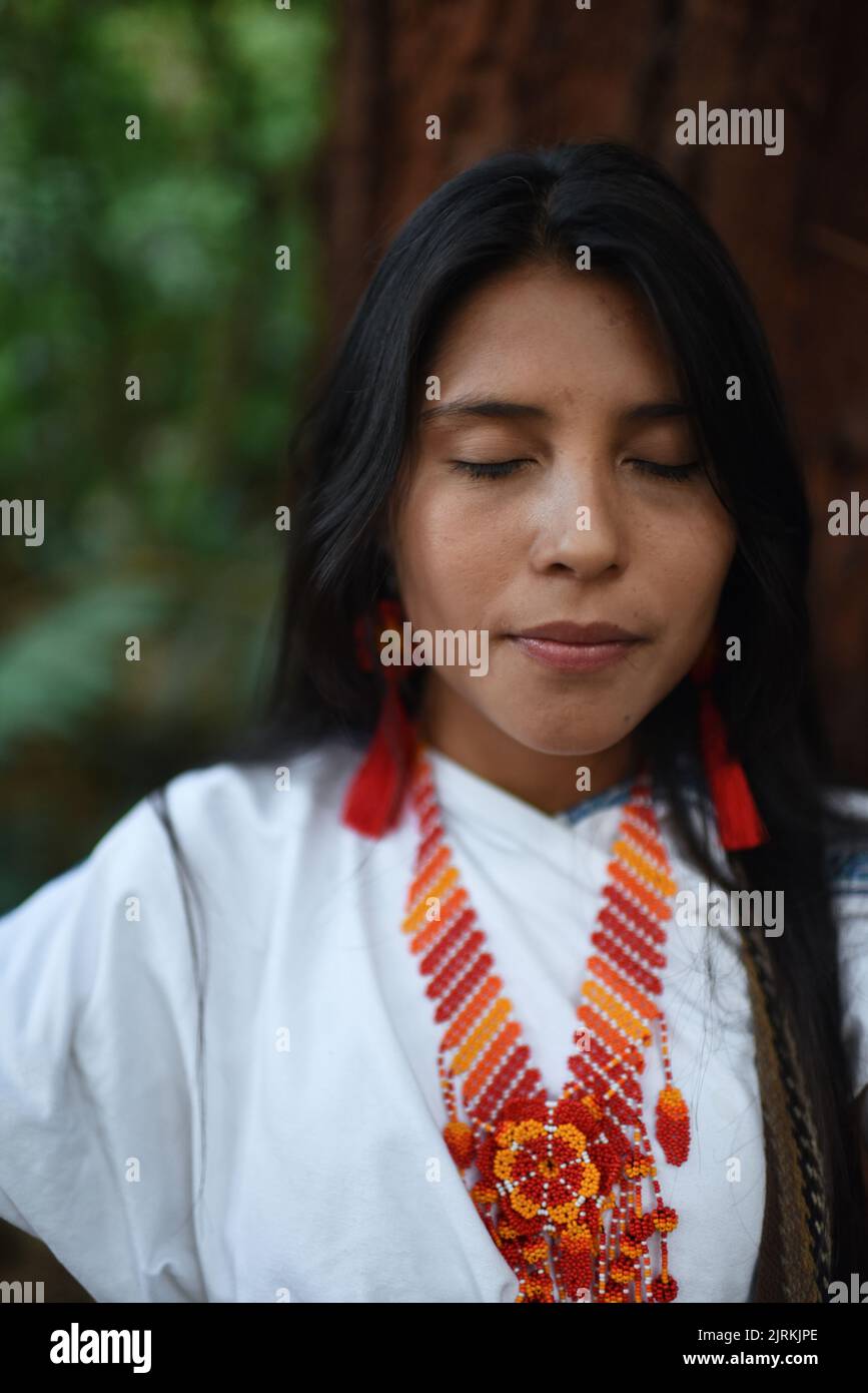 Portrait en gros plan de la jeune femme indigène Arhuaco avec les yeux fermés dans une forêt de Colombie Banque D'Images