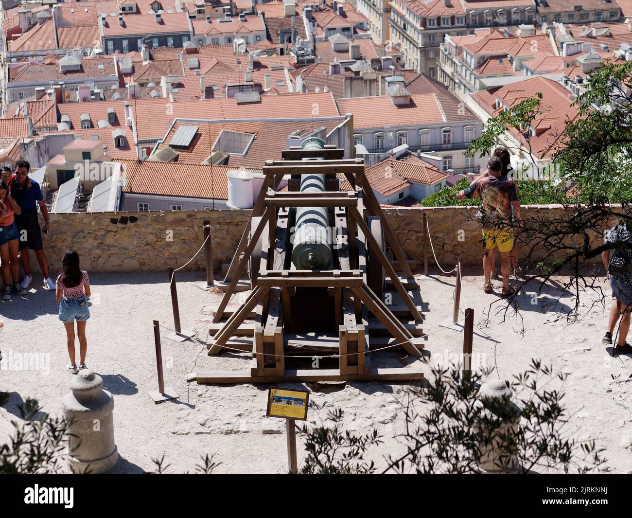 Vue de la rue Château Georges au-dessus des toits de Lisbonne, Portugal, un jour d'été. Canon au premier plan. Banque D'Images